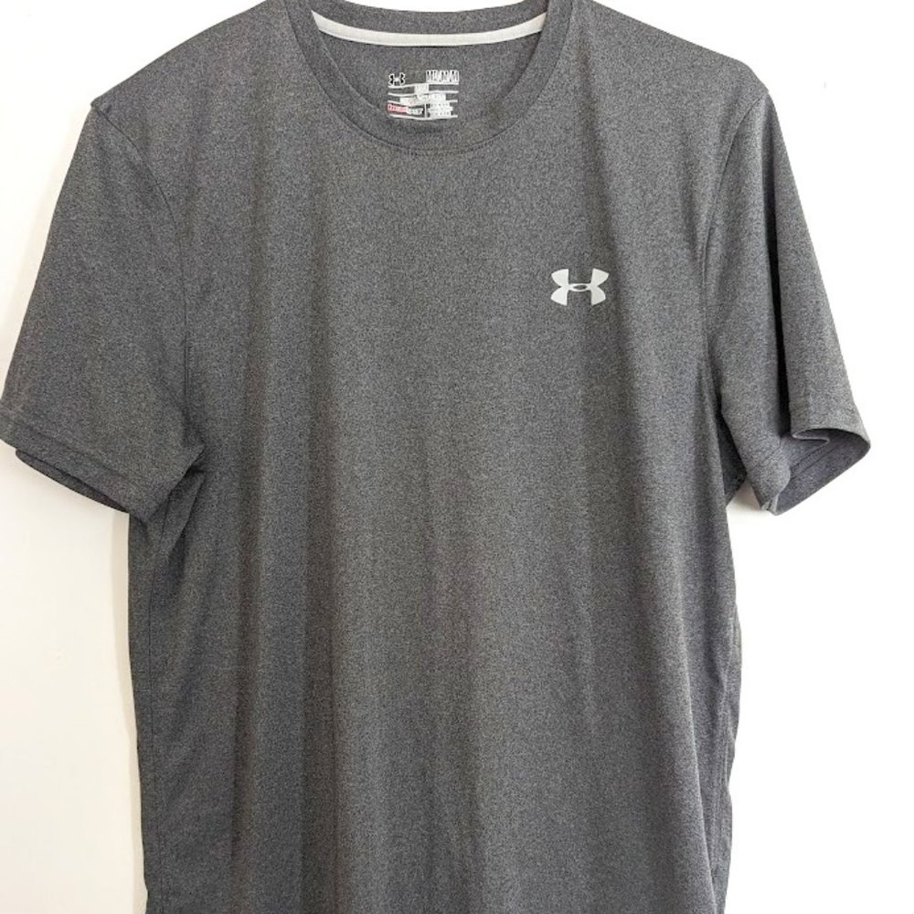 Pre-Loved Men's Under Armour Loose Heat Gear T-Shirt Medium in Solid Grey EUC